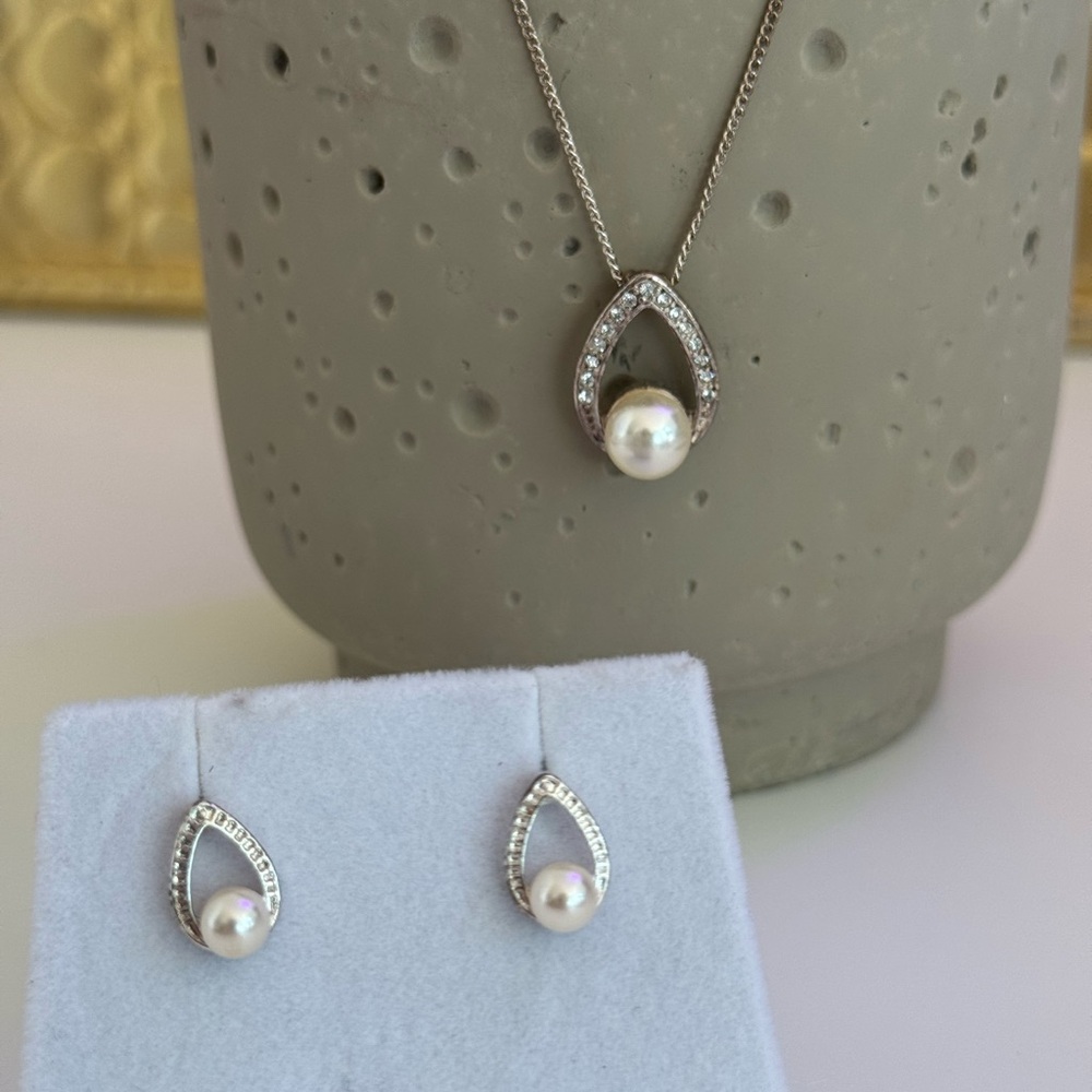 Elegant Silver Pearl Jewelry Set